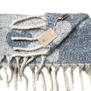 Gorgeous NWT LOOK Reversible Blue / White Hearts Scarf, OS